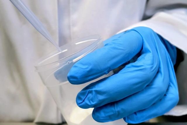 Testy konserwacji kosmetyków – jak sprawdzamy, czy produkt naprawdę jest bezpieczny?